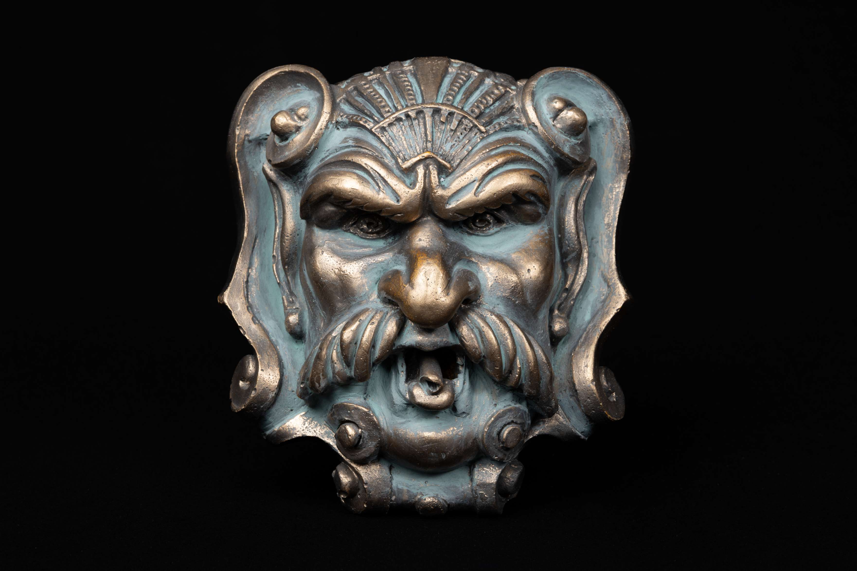 Gargouille en plâtre, patine à l’effet de bronze